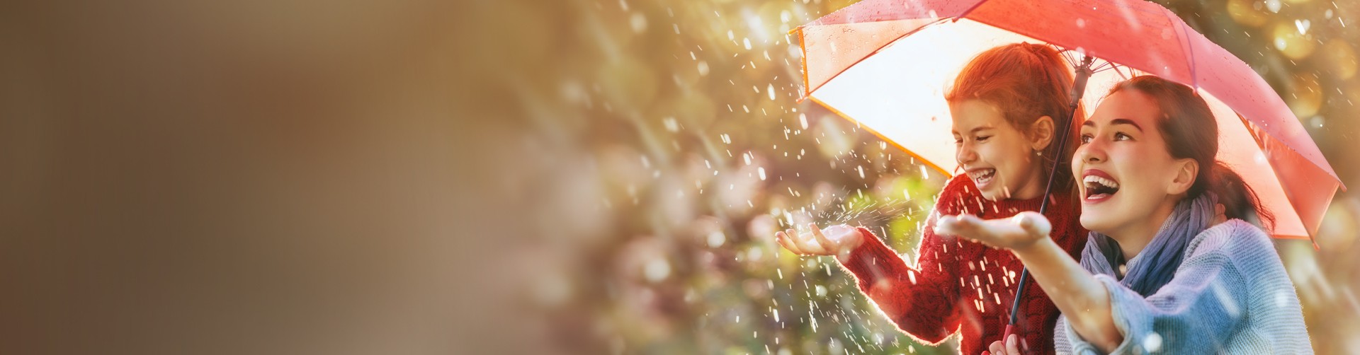 une mere et sa fille sous un parapluie BH