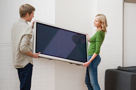 couple qui veut installer une nouvelle television dans leur nouvelle maison PCC