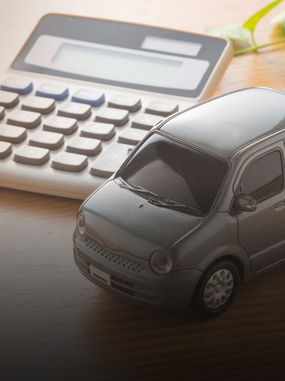 petite voiture a cote d'une calculatrice CM