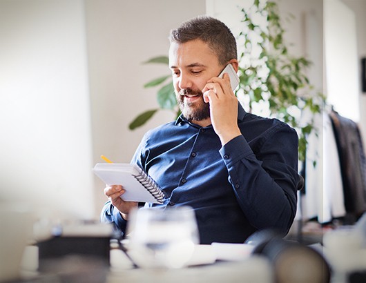 Homme qui est en train de faire un investissement