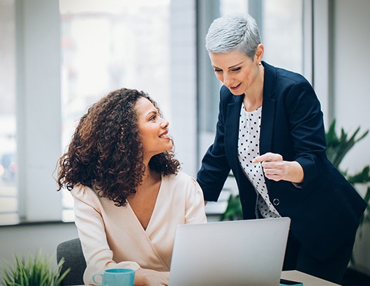 une conseillere aide une cliente