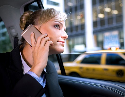 Femme en train de telephoner