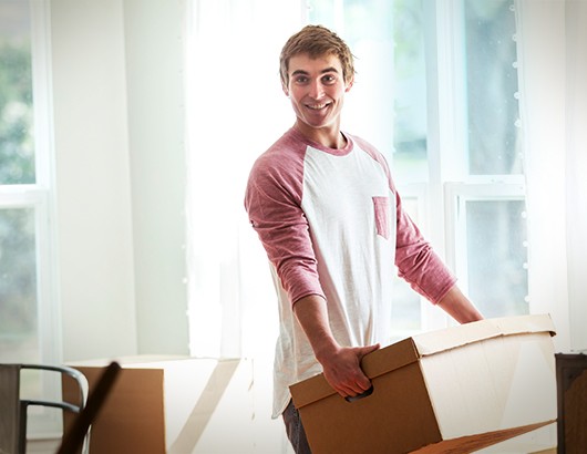 jeune homme demenage dans nouvelle maison