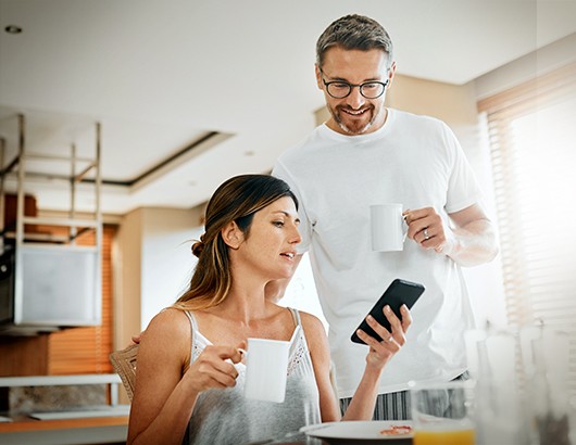 couple consulte son compte en ligne